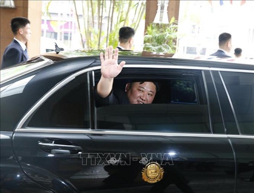 Chủ tịch Triều Tiên Kim Jong-un vẫy tay chào tạm biệt các đại biểu ra tiễn, rời khách sạn Melia lúc 9 giờ 35 phút để đến đặt vòng hoa tại Đài tưởng niệm các Anh hùng liệt sĩ, đặt vòng hoa và vào Lăng viếng Chủ tịch Hồ Chí Minh. 